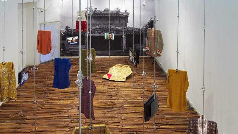 Das prachtvolle Gelb läuft über blasse Blätter